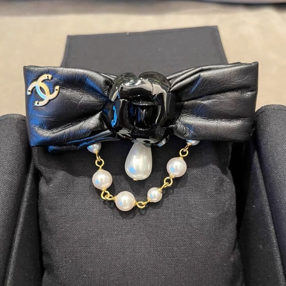 Chanel bow brooch - Picture 1 of 6